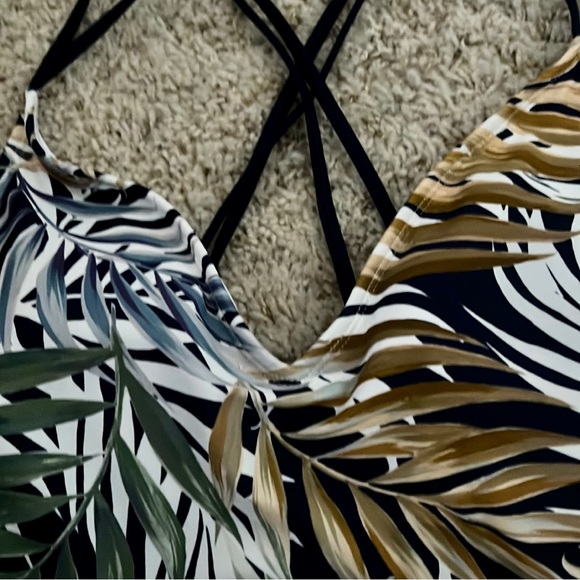 Bundle ***SALE*** Brand new with tags Hurley one piece bathing suit. XL - Picture 4 of 7